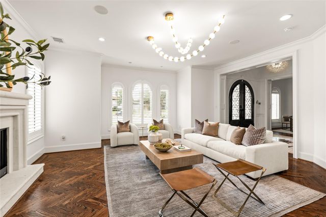 5142 Huckleberry Circle, Houston, TX 77056
