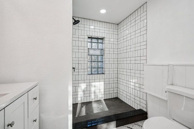 5686 N River Forest DRIVE, Glendale, WI 53209