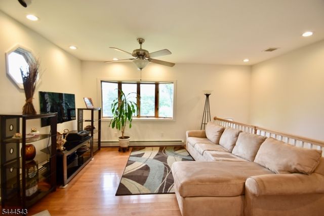 58 Cork Hill Rd, Ogdensburg Boro, NJ 07439