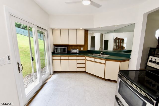 58 Cork Hill Rd, Ogdensburg Boro, NJ 07439