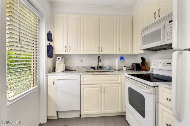 207 8th AVE S 207A, Naples, FL 34102