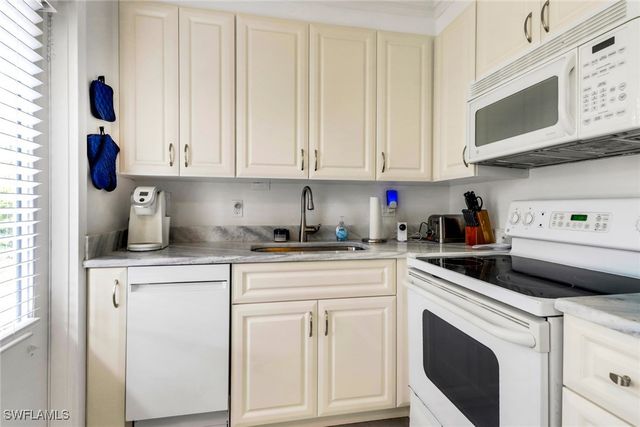 207 8th AVE S 207A, Naples, FL 34102