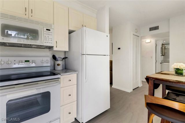 207 8th AVE S 207A, Naples, FL 34102