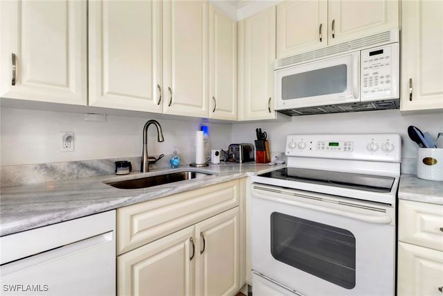 207 8th AVE S 207A, Naples, FL 34102