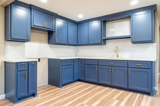 134 E Bernard Street, Clute, TX 77531