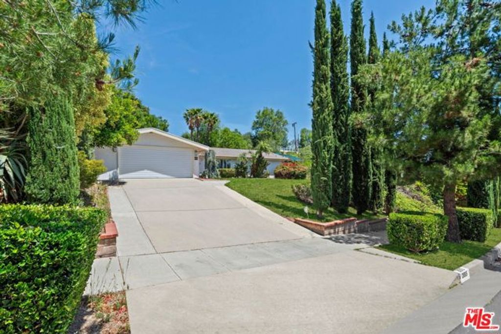 20315 Clark Street, Woodland Hills (los Angeles), CA 91367