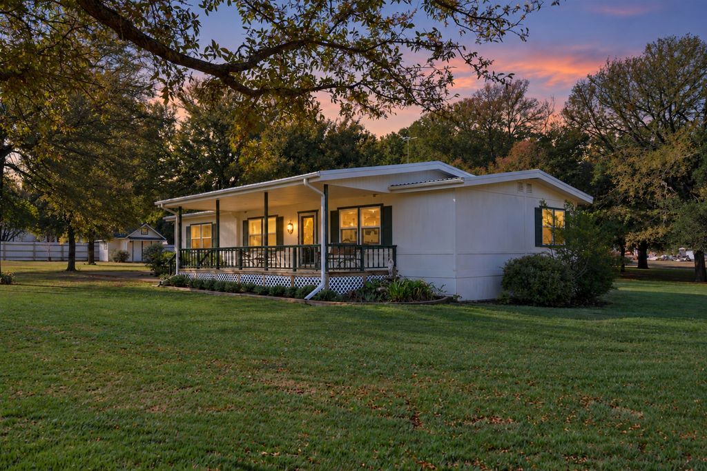 404 Cleveland Road, Granbury, TX 76049 — exterior