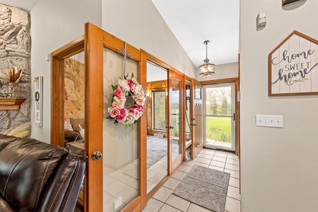 S86W24960 Stonehill DRIVE, Mukwonago, WI 53149