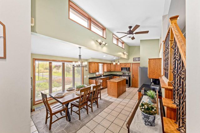 S86W24960 Stonehill DRIVE, Mukwonago, WI 53149