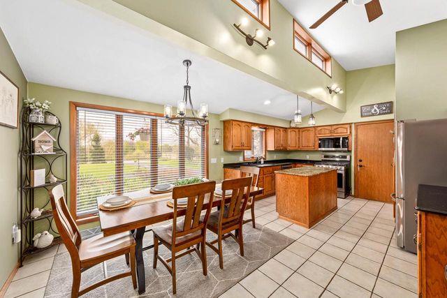 S86W24960 Stonehill DRIVE, Mukwonago, WI 53149