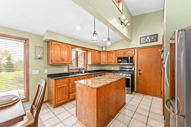 S86W24960 Stonehill DRIVE, Mukwonago, WI 53149