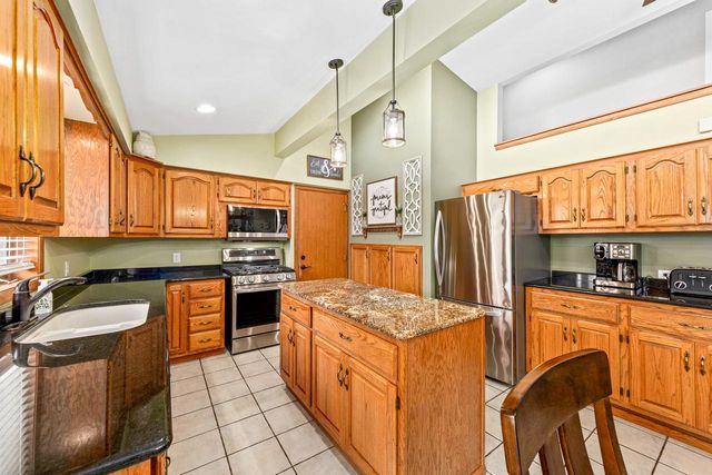 S86W24960 Stonehill DRIVE, Mukwonago, WI 53149