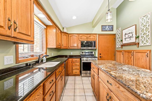 S86W24960 Stonehill DRIVE, Mukwonago, WI 53149