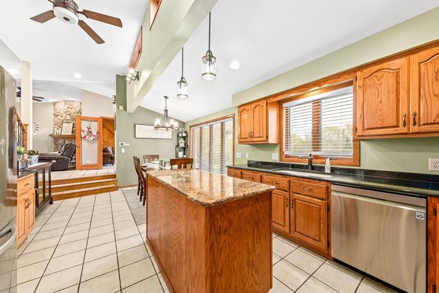 S86W24960 Stonehill DRIVE, Mukwonago, WI 53149