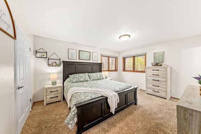 S86W24960 Stonehill DRIVE, Mukwonago, WI 53149