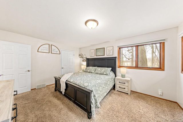 S86W24960 Stonehill DRIVE, Mukwonago, WI 53149