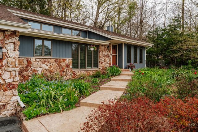 S86W24960 Stonehill DRIVE, Mukwonago, WI 53149