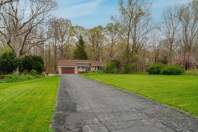 S86W24960 Stonehill DRIVE, Mukwonago, WI 53149