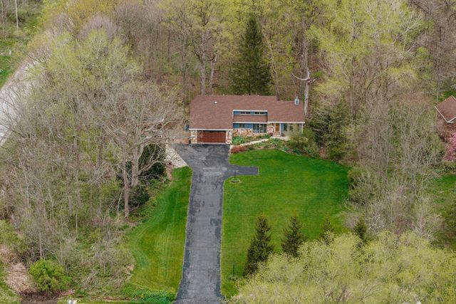 S86W24960 Stonehill DRIVE, Mukwonago, WI 53149