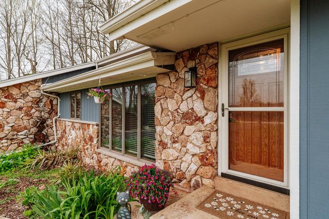 S86W24960 Stonehill DRIVE, Mukwonago, WI 53149
