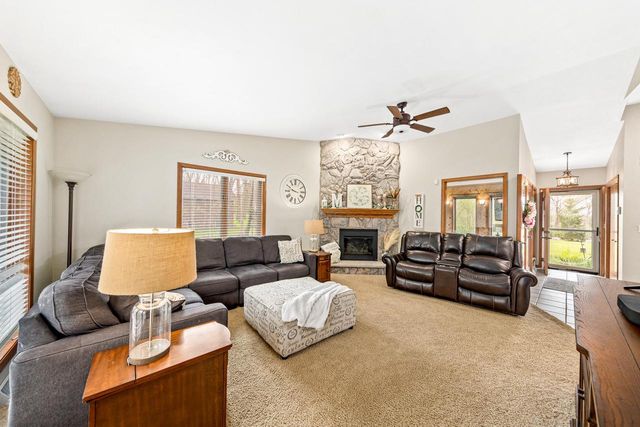 S86W24960 Stonehill DRIVE, Mukwonago, WI 53149