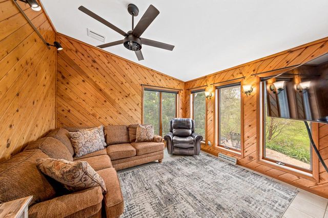 S86W24960 Stonehill DRIVE, Mukwonago, WI 53149
