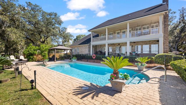 217 Yacht Club Drive, Fort Walton Beach, FL 32548