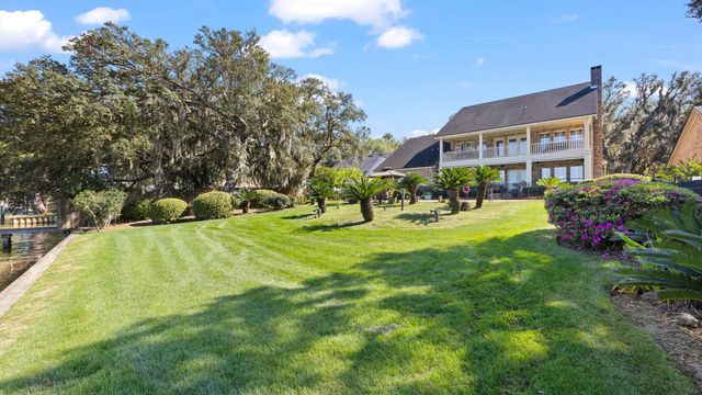 217 Yacht Club Drive, Fort Walton Beach, FL 32548