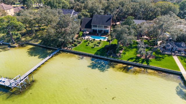 217 Yacht Club Drive, Fort Walton Beach, FL 32548