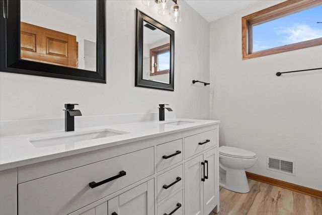 2072 W Hope LANE, Oak Creek, WI 53154