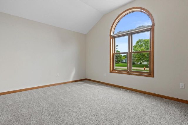 2072 W Hope LANE, Oak Creek, WI 53154
