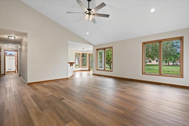 2072 W Hope LANE, Oak Creek, WI 53154