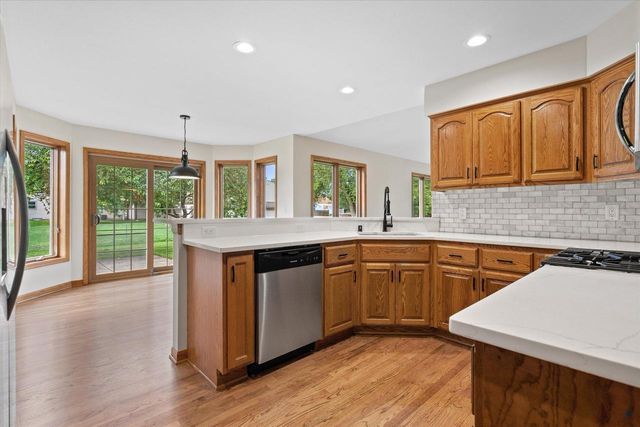 2072 W Hope LANE, Oak Creek, WI 53154