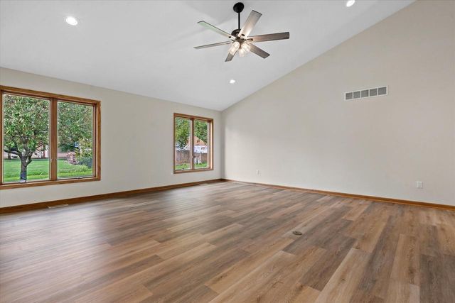 2072 W Hope LANE, Oak Creek, WI 53154