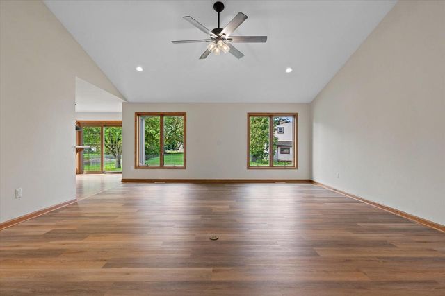 2072 W Hope LANE, Oak Creek, WI 53154