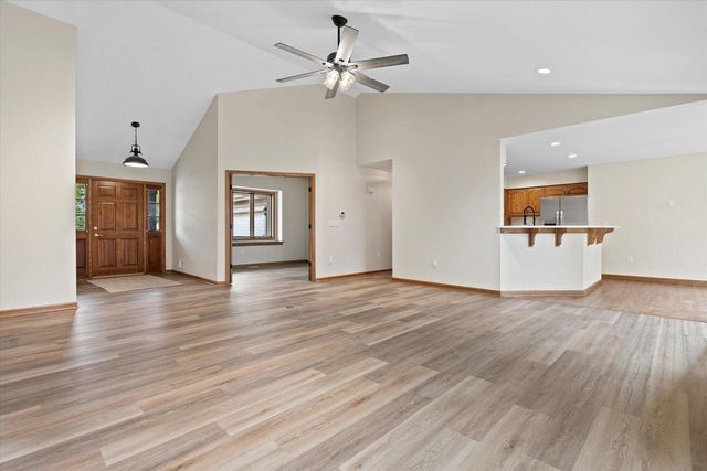 2072 W Hope LANE, Oak Creek, WI 53154