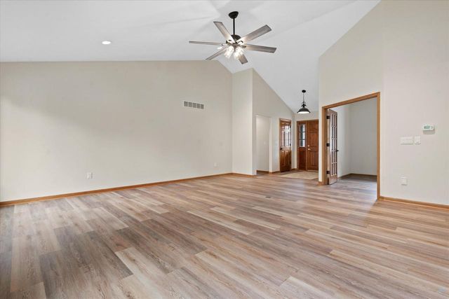 2072 W Hope LANE, Oak Creek, WI 53154