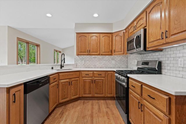 2072 W Hope LANE, Oak Creek, WI 53154