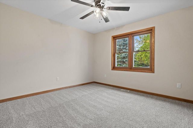 2072 W Hope LANE, Oak Creek, WI 53154