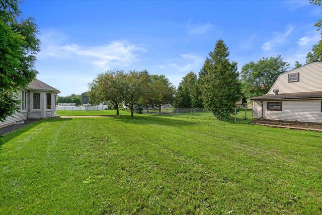 2072 W Hope LANE, Oak Creek, WI 53154
