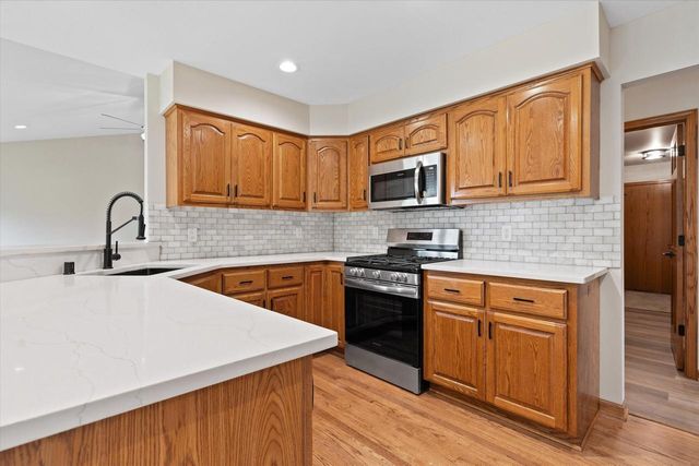 2072 W Hope LANE, Oak Creek, WI 53154