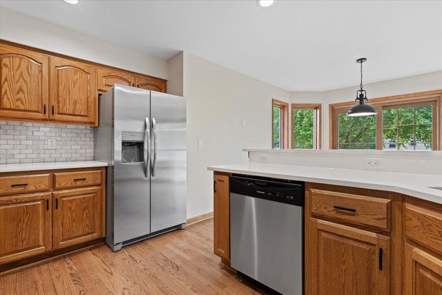 2072 W Hope LANE, Oak Creek, WI 53154