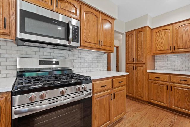 2072 W Hope LANE, Oak Creek, WI 53154