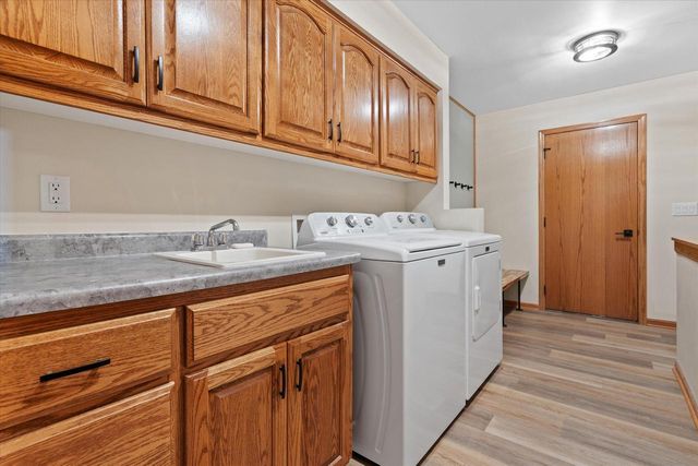 2072 W Hope LANE, Oak Creek, WI 53154