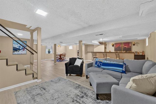5714 W 77th Terrace, Prairie Village, KS 66208