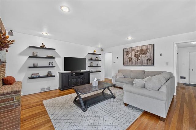 5714 W 77th Terrace, Prairie Village, KS 66208