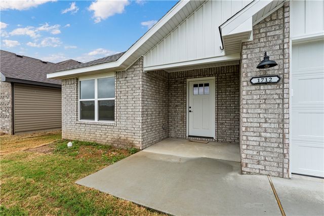 1712 Gerald Shay Road, Gentry, AR 72734