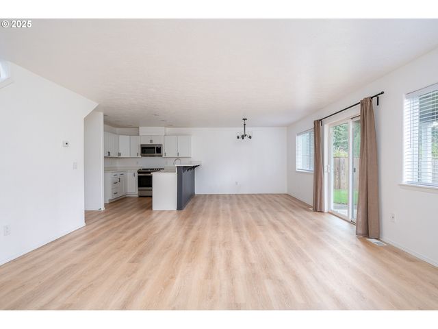 39380 AMHERST St, Sandy, OR 97055