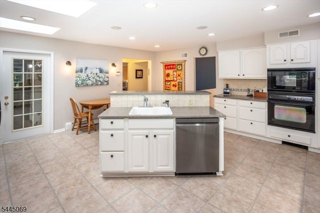 81 Poplar Dr, Hanover Twp., NJ 07950