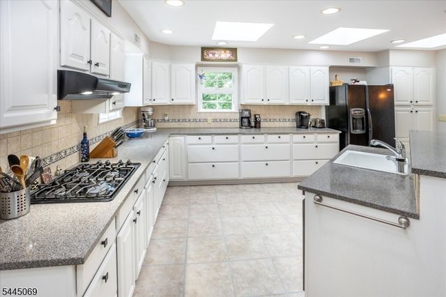 81 Poplar Dr, Hanover Twp., NJ 07950